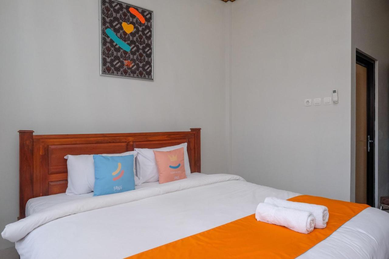 Sans Hotel Kumbang Yogyakarta By Reddoorz Exterior foto